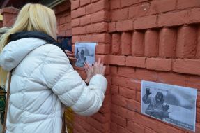 Postcards on fences of the consulate of the Russian Federation