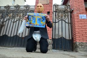 Participant of the action in Putin's mask