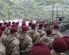 Петр Порошенко выступает перед военнослужащими