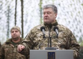 Петр Порошенко выступает перед военнослужащими