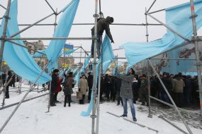 Participants of the action dismantle metal structures