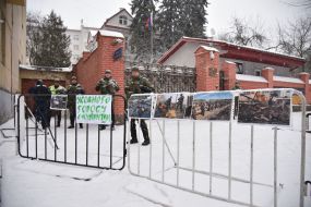 Плакаты на заборе возле консульства РФ