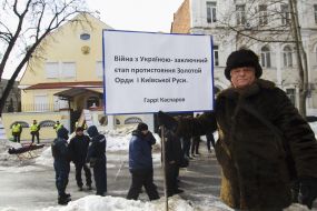 Чоловік тримає плакат