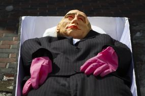 Труна з опудалом Путіна біля Генконсульства Росії в Харкові