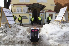 Труна з опудалом Путіна біля Генконсульства Росії в Харкові