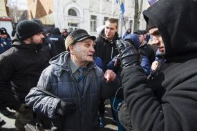 Літній чоловік та учасники акції протесту