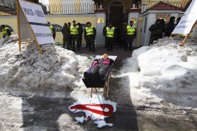 Труна з опудалом Путіна біля Генконсульства Росії в Харкові