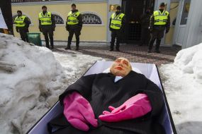 Труна з опудалом Путіна біля Генконсульства Росії в Харкові