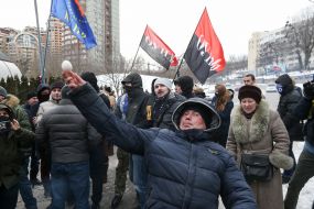 Участник акции бросает яйца