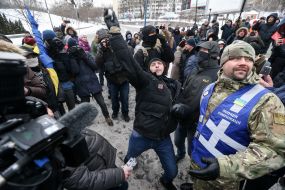 Участник акции бросает яйца