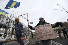 Scarecrow in the form of Putin on the gallows