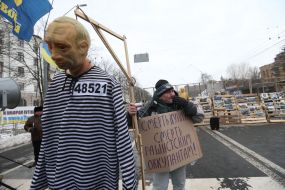 Scarecrow in the form of Putin on the gallows
