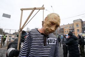Scarecrow in the form of Putin on the gallows