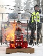 Участники акции сожгли макет Спасской башни Московского Кремля