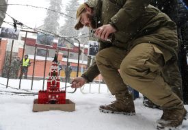 Участники акции сожгли макет Спасской башни Московского Кремля
