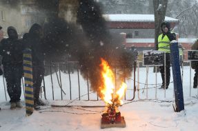Участники акции сожгли макет Спасской башни Московского Кремля