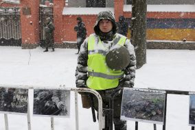 Плакаты на заборе возле консульства РФ