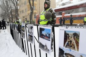 Плакаты на заборе возле консульства РФ