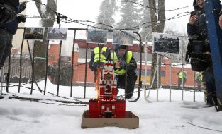 Участники акции сожгли макет Спасской башни Московского Кремля