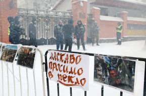 Плакаты на заборе возле консульства РФ