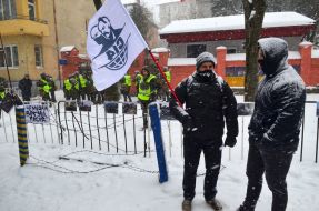 Молодой человек с флагом организации С14