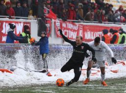 Игровой момент матча между ФК "Верес" (Ровно) и ФК "Заря" (Луганск)