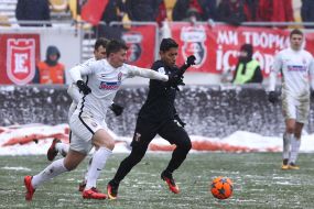 Игровой момент матча между ФК "Верес" (Ровно) и ФК "Заря" (Луганск)