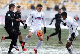 Игровой момент матча между ФК "Верес" (Ровно) и ФК "Заря" (Луганск)