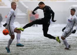 Игровой момент матча между ФК "Верес" (Ровно) и ФК "Заря" (Луганск)