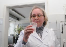 Сотрудница Деснянской водопроводной станции пьет воду