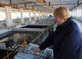 Сотрудница Деснянской водопроводной станции за пультом управления