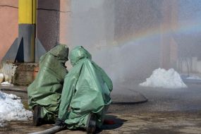 Employees of the SDPU take measures to precipitate the chlorine cloud