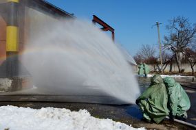Employees of the SDPU take measures to precipitate the chlorine cloud