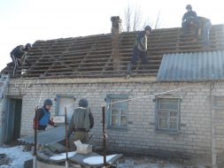 Спасатели восстанавливают поврежденные жилые дома