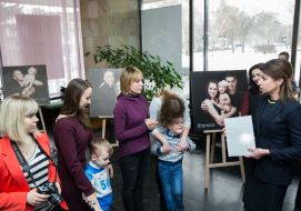 Marina Poroshenko visited the exhibition of photographer Natalia Karmazina