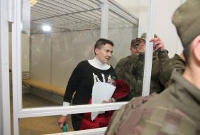 Надежда Савченко выходит из стеклянной кабины для задержанных