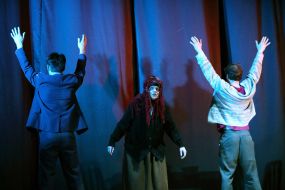 Актеры во время спектакля "Сталкеры"