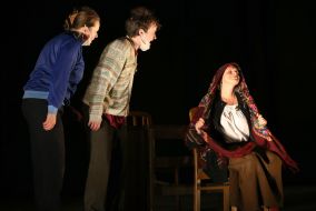 Актеры во время спектакля "Сталкеры"