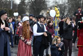 The parade of costumed historical characters