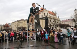 The parade of costumed historical characters