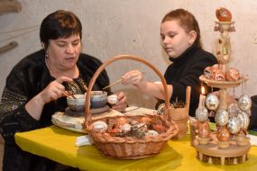 Anna Silyavina holds a master class on painted Easter eggs