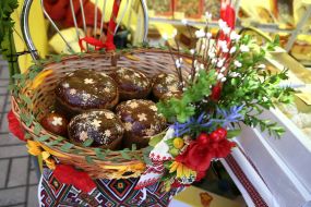 Basket with Easter cakes