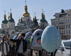 The guy makes selfie