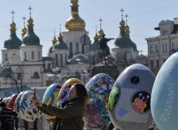 The girl makes selfie