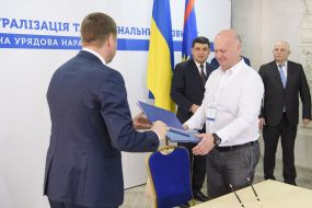 Signing documents on the transfer of lands 
