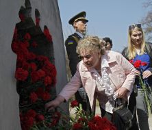 Flower-laying ceremony