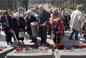 The ceremony of laying flowers at the Memorial