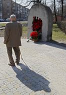 The ceremony of laying flowers at the Memorial