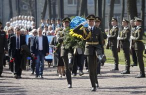 The ceremony of laying flowers at the Memorial