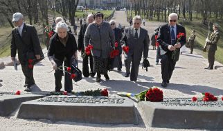 The ceremony of laying flowers at the Memorial